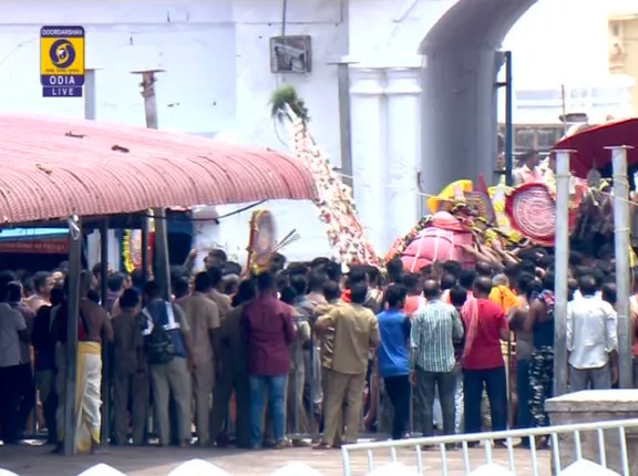 ପହଣ୍ଡିରେ ଆସିଲେଣି ବଡଠାକୁର ପ୍ରଭୁ ବଳଭଦ୍ର । ଘଣ୍ଟ ନାଦରେ କମ୍ପୁଛି ସିଂହଦ୍ୱାର