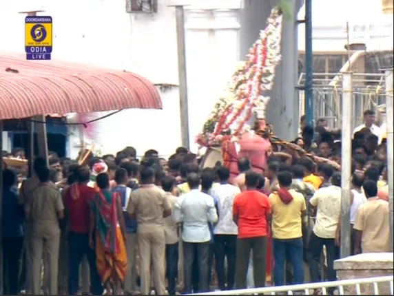 ମହାପ୍ରଭୁ ଶ୍ରୀଜଗନ୍ନାଥଙ୍କ ପହଣ୍ଡି ବିଜେ ; ଧାଡି ପହଣ୍ଡିରେ ଆସୁଛନ୍ତି କାଳିଆସାଆନ୍ତ ।