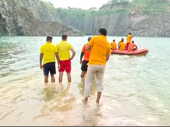 ୪ ଦିନ ହେଲାଣି ମିଳୁନି ଓମଙ୍କ ପତ୍ତା, ତାପଙ୍ଗ ଖଣି ପୋଖରୀରେ ଓମଙ୍କୁ ଖୋଜିବାକୁ ଆସିବ ସ୍ୱତନ୍ତ୍ର ରୋବର୍ଟ । ସେଲଫି ନେବା ବେଳେ ବୁଡି ଯାଇଥିଲେ ଓମ୍ ।