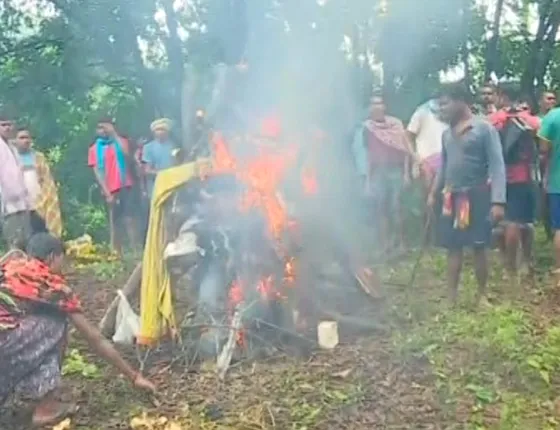 ରାଷ୍ଟ୍ରୀୟ ମର୍ଯ୍ୟାଦା ସହ ସମ୍ପନ୍ନ ହେଲା ପଦ୍ମଶ୍ରୀ କମଳା ପୂଜାରୀଙ୍କ ଶେଷକୃତ୍ୟ ; ଗାଁ ମାଟି ମଶାଣୀରେ ପଞ୍ଚଭୂତରେ ଲୀନ ହେଲା କମଳାଙ୍କ ପାର୍ଥୀବ ଶରୀର