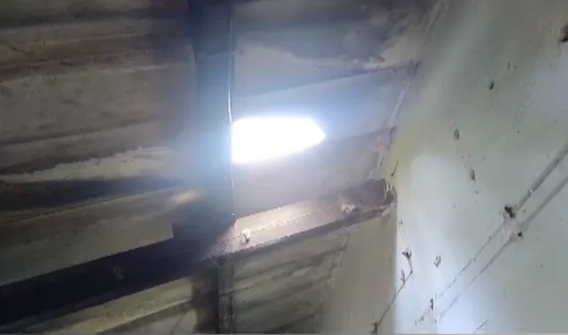 ପ୍ରାଥମିକ ସ୍ବାସ୍ଥ୍ୟକେନ୍ଦ୍ର ଛାତରେ ପଡ଼ିଲା ପଲିଥିନ୍ ,ନବରଙ୍ଗପୁର ରାଇଘରରୁ ଆସିଲା ଚିନ୍ତାଜନକ ଦୃଶ୍ୟ । ରୋଗୀ ହନ୍ତସନ୍ତ