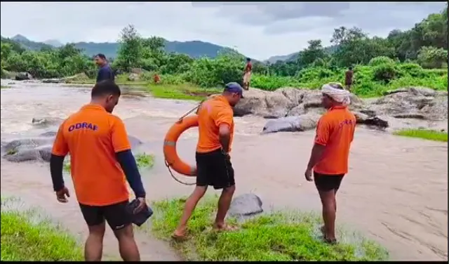 ମିଳିଲା ଝଞ୍ଜାବତୀ ନଦୀରେ ଭାସିଯାଇଥିବା ଗର୍ଭବତୀ ମା’ର ମୃତଦେହ, ଏବେବି ନିଖୋଜ ୫ ବର୍ଷର ଝିଅ ; ଖୋଜୁଛନ୍ତି ଅଗ୍ନିଶମ ବିଭାଗ ଓ ଓଡ୍ରାଫ ଟିମ୍