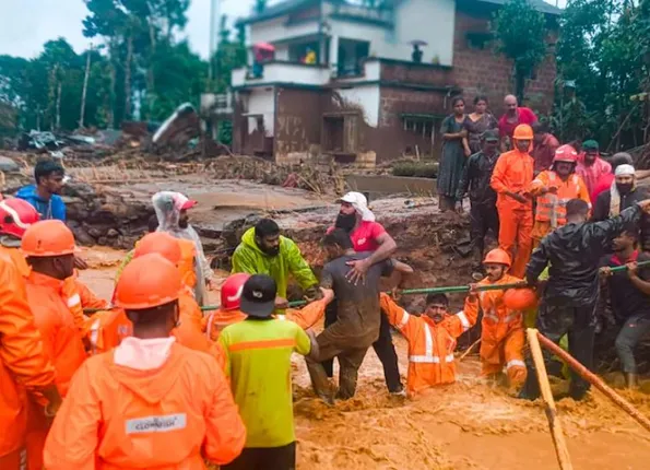 ୱାୟନାଡ ଭୂସ୍ଖଳନରେ ମୃତ୍ୟୁ ସଂଖ୍ୟା ୪୭କୁ ବୃଦ୍ଧି ; ମାଟି ତଳେ ଶତାଧିକ ଲୋକ ରହିଥିବା ଆଶଙ୍କା, ଉଦ୍ଧାର କାର୍ଯ୍ୟରେ ସ୍ଥଳସେନା ଓ ନୌସେନା