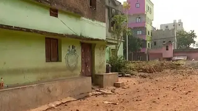 ପୁରୁଷ ଓ ମହିଳା ଶୂନ୍ୟ ରାଜଧାନୀ ଉପକଣ୍ଠ ପଦ୍ମକେଶରପୁର  । ଗାଁରେ ପଇଁତରା ମାରୁଛି ପୋଲିସ  । ଲୋକଙ୍କ ଘରେ ଝୁଲୁଛି ତାଲା