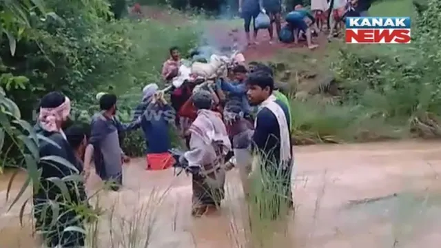 ଲଗାଣ ବର୍ଷାରେ ବେହାଲ ସ୍ଥିତି: ଶ୍ମଶାନକୁ ଯିବାକୁ ନାହିଁ ରାସ୍ତା, ଜେଜେଙ୍କ ଅନ୍ତିମ ସଂସ୍କାର ପାଇଁ ଶବକୁ ଧରି ନାଳ ପାର ହେଲେ ସମ୍ପର୍କୀୟ