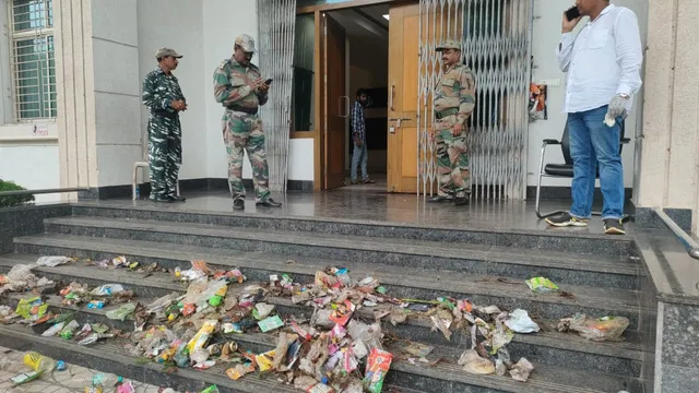 ଉତ୍କଳ ବିଶ୍ୱବିଦ୍ୟାଳୟ ଭିସି ଅଫିସ ଆଗରେ କୁଢକୁଢ ଅଳିଆ ;  ଭିନ୍ନ ଢଙ୍ଗରେ ଛାତ୍ରଛାତ୍ରୀଙ୍କ ପ୍ରତିବାଦ 