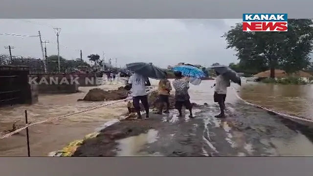 ବର୍ଷାରେ ଭାସିଗଲା ବ୍ରିଜ୍ ; ଜନଜୀବନ ଅସ୍ତବ୍ୟସ୍ତ, ବଲାଙ୍ଗୀର ଖୁଜେନପାଲି ଅଞ୍ଚଳ ଲୋକଙ୍କ ଦୁଃଖ