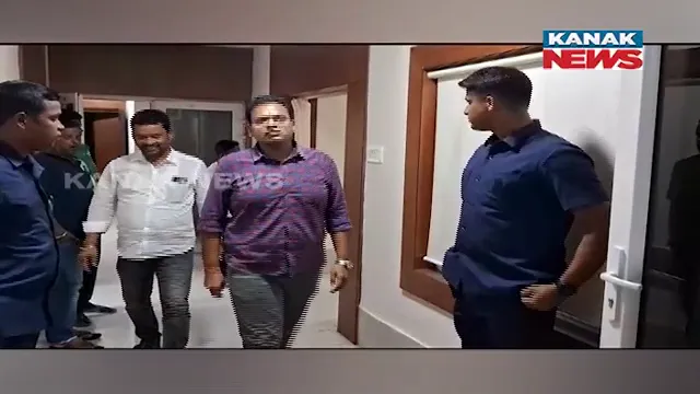 ବିଜେଡି ବୈଠକରେ ଜିଲ୍ଲାପାଳ, ଓ ଏସପିଙ୍କ ଉପସ୍ଥିତିକୁ ନେଇ ଚର୍ଚ୍ଚା । ପ୍ରଶ୍ନ, ରାଜନୈତିକ ଦଳରେ ପ୍ରଶାସନର କାମ କ’ଣ?