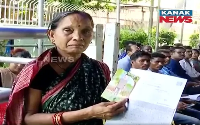 ବର୍ଷେ ପରେ ବି ମିଳୁନି ନିଖୋଜ ପୁଅ ପତ୍ତା ; ମୁଖ୍ୟମନ୍ତ୍ରୀଙ୍କୁ ଗୁହାରୀ ଜଣାଇଲେ ଯାଜପୁରର ସଞ୍ଜୁକ୍ତା ଭାରତୀ । ୪୧ବର୍ଷର ଚାକିରିକୁ ସ୍ଥାୟୀ କରିବାକୁ ଗୁହାରୀ କଲେ ଦୀନବନ୍ଧୁ ।