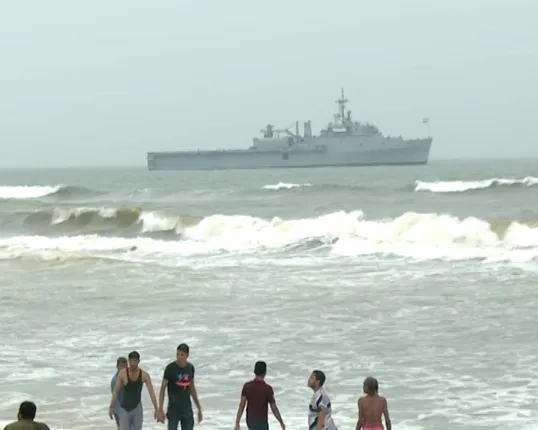 ସକାଳୁ ସକାଳୁ ପୁରୀ ସମୁଦ୍ର କୂଳରେ ଲାଗିଲା ୫ ଜାହାଜ ; ଜାହାଜ ଦେଖିବାକୁ ଲୋକଙ୍କ ଭିଡ; ପୁରୀ ବେଳାଭୂମୀରେ ନୌସେନା ମୁଖ୍ୟ