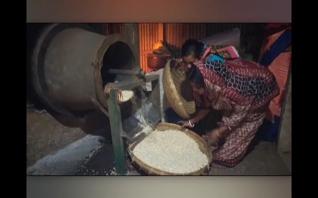 ଭୋଗରାଇ ବ୍ଲକ କୁଶୁଡା ଗାଁ ମହିଳାଙ୍କ ନିଆରା ଉଦ୍ୟମ । ରୋଜଗାର ପାଇଁ କରୁଛନ୍ତି ମୁଢି ବ୍ୟବସାୟ, ୫ ବର୍ଷରେ ୩ ଲକ୍ଷ ଟଙ୍କା ଲାଭ