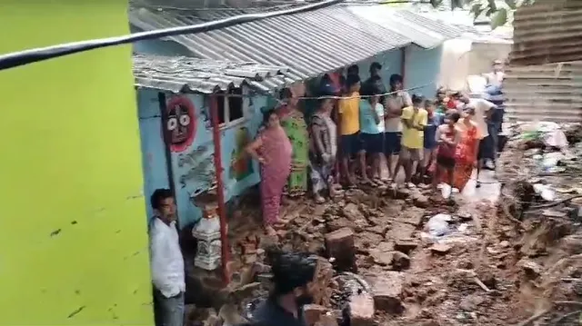 ସ୍କୁଲ ପାଚେରି ଭୁଶୁଡି ଚୁରମାର ହେଲା ଏକାଧିକ ଗାଡି; ଅଳ୍ପକେ ବର୍ତ୍ତିଲା ଅନେକ ଜୀବନ