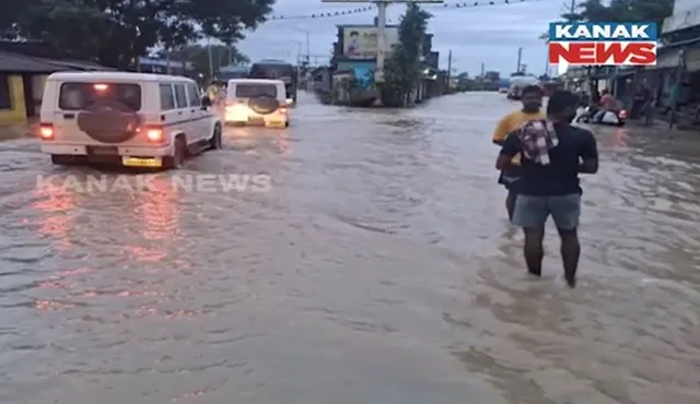 ଖୋର୍ଦ୍ଧାରେ ପ୍ରବଳ ବର୍ଷା ; ବାଘମାରୀରେ ରାସ୍ତା ଉପରେ ୪ ଫୁଟର ପାଣି , ଯାତାୟାତ ଠପ୍