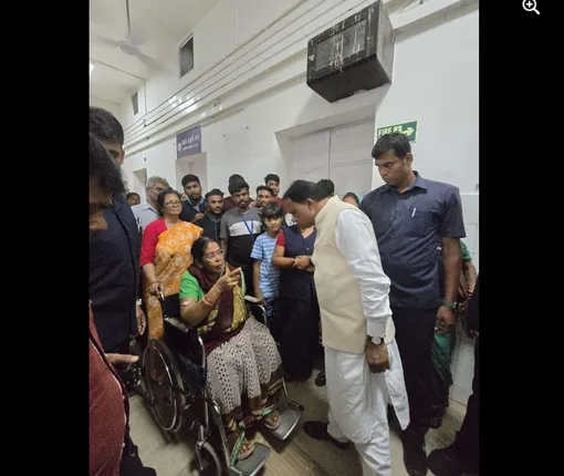 ରାତିରେ କ୍ୟାପିଟାଲ ପରିଦର୍ଶନ କଲେ ମୁଖ୍ୟମନ୍ତ୍ରୀ ; ଚିକିତ୍ସା ବ୍ୟବସ୍ଥାର ତଦାରଖ ସହ ରୋଗୀଙ୍କ ଭଲମନ୍ଦ ପଚାରି ବୁଝିଲେ, ଅସ୍ଥାୟୀ କର୍ମଚାରୀଙ୍କ ସହ କଲେ ଆଲୋଚନା