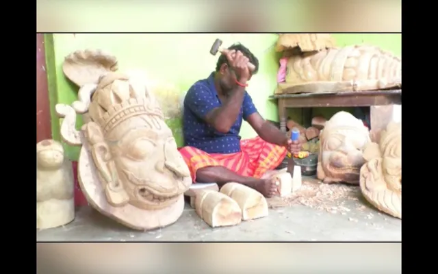 ବେଶ୍ ଆକର୍ଷଣୀୟ ଖଣ୍ଡପଡା ପ୍ରସିଦ୍ଧ କାଠମୁଖା । କୁଶଳି କାରିଗର ମୁଖା ସହ ଗଢୁଛନ୍ତି ମୂର୍ତ୍ତି , ଜୀବନ ଜୀବିକାର ମାଧ୍ୟମ ପାଲଟିଛି ଏହି କଳା 