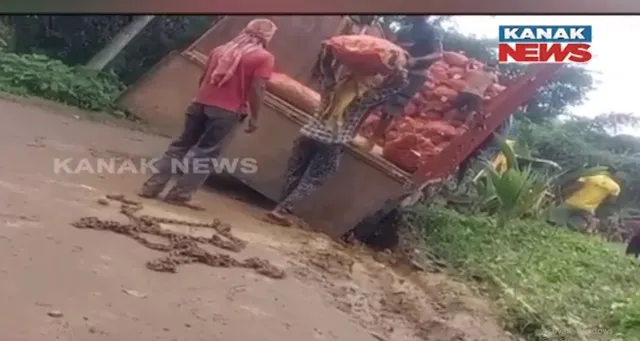 ଆଳୁ ଟ୍ରକକୁ ଗୋଡାଇ ଧରିଲା ପଶ୍ଚିମବଙ୍ଗ ପୋଲିସ ; ଓଡିଶା ସୀମାରୁ ଫେରିଗଲା ଆଳୁ