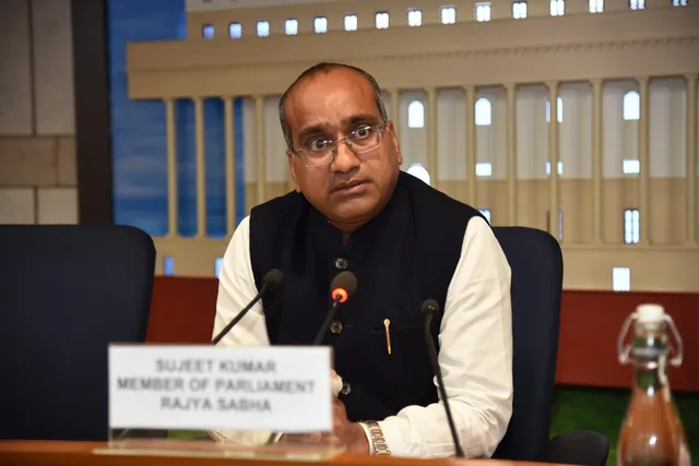 ରେଳ ବଜେଟକୁ ନେଇ ବିଜେଡି ଦୁଇ ଫାଳ । ଦୁଇ ସାଂସଦଙ୍କ ଭିନ୍ନ ଭିନ୍ନ ବୟାନ । ମମତାଙ୍କ ପଥକୁ ଅନୁସରଣ କରୁଛନ୍ତି କି ସୁଜିତ, ବଢ଼ିଲା ଚର୍ଚ୍ଚା