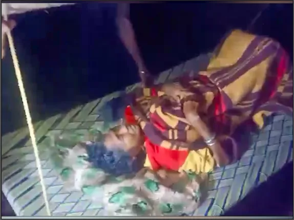 ପୁଣି ଖଟିଆରେ ବୁହା ହେଲେ ରୋଗୀ । ଆସିପାରିଲାନି ଆମ୍ବୁଲାନ୍ସ, ରୋଗୀଙ୍କୁ ୨କିଲୋମିଟର ବୋହିଲେ ପରିବାର