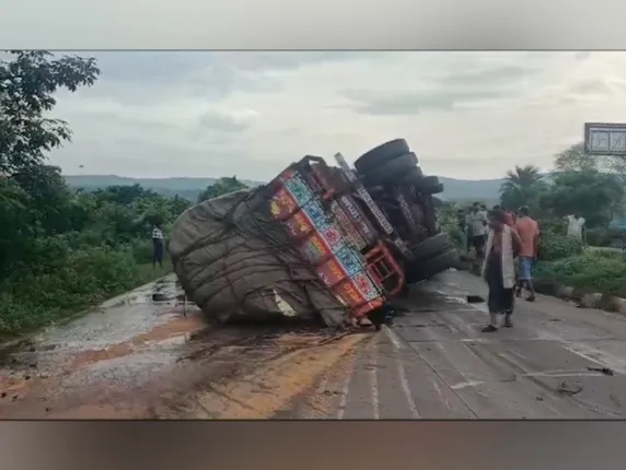 ଦୁଇ କାଉଡିଆ, ଜଣେ ବୃଦ୍ଧଙ୍କ ଉପରେ ମାଡିଗଲା ଟ୍ରକ୍ , ଖଲ୍ଲିକୋଟ ଡିମିରିଆ ଛକ ନିକଟରେ ଦୁର୍ଘଟଣା