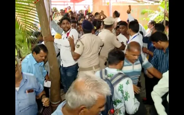 ମୁଖ୍ୟମନ୍ତ୍ରୀ ଅଭିଯୋଗ ପ୍ରକୋଷ୍ଠ ବାହାରେ ଭୀଷଣ ଭିଡ ; ଲୋକଙ୍କ ଅଭିଯୋଗ ଶୁଣିବେ ମୁଖ୍ୟମନ୍ତ୍ରୀ ମୋହନ ଚରଣ ମାଝୀ