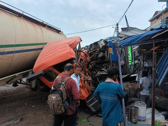 ବ୍ରହ୍ମପୁର ସମରଝୋଳ ଛକରେ ଭୟଙ୍କର ଦୁର୍ଘଟଣା ; ତେଲ ଟ୍ୟାଙ୍କର-ବସ ମୁହାଁମୁହିଁ ଧକ୍କା, ଚା ପିଉଥିବା ଲୋକଙ୍କ ଉପରେ ମାଡ଼ିଗଲା ଗାଡ଼ି