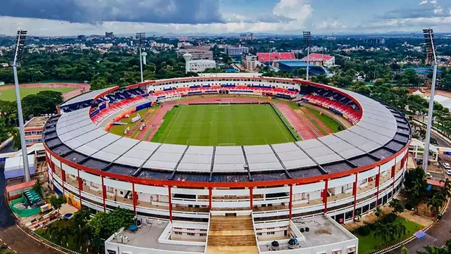 କ୍ରୀଡା ଭିତ୍ତିଭୂମି ନାଁ ପ୍ରଶଂସା ନେଇଥିବା ପୂର୍ବ ବିଜେଡି ସରକାରଙ୍କ ଖୋଲୁଛି ଗୁମର; ବିର୍ଷା ମୁଣ୍ଡା ହକି ଷ୍ଟାଡିୟମର ଛାତରୁ ପାଣି ଗଳିବା ପରେ ଭାଙ୍ଗିଲା କଳିଙ୍ଗ ଷ୍ଟାଡିୟମର ସ୍ପୋର୍ଟ୍ସ ସାଇନ୍ସ ସେଣ୍ଟର ସିଲିଂ ।