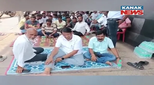 ଧାରଣାରେ ବସିଲେ ବିଧାୟକ ; ଟୋଲ ଟ୍ୟାକ୍ସ ଛାଡ ସହ ସ୍ଥାନୀୟ ଯୁବକଙ୍କୁ ନିଯୁକ୍ତି ଦାବିରେ ଅଡିବସିଲେ  ରୋମାଞ୍ଚ ରଞ୍ଜନ ବିଶ୍ୱାଳ