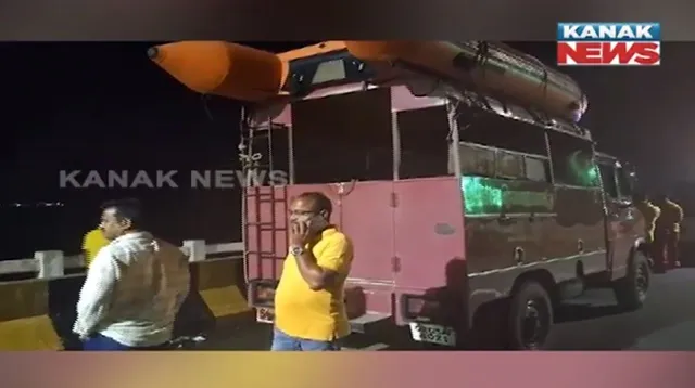 ନଦୀକୁ ଡେଇଁ ଆତ୍ମହତ୍ୟା ; କଟକ କାଠଯୋଡ଼ି ବ୍ରିଜ ଉପରୁ ଡେଇଁଲେ ଯୁବକ, ସେପଟେ ସମ୍ବଲପୁର ମହାନଦୀ ସେତୁ ଉପରୁ ନଦୀକୁ ଡେଇଁ ଜୀବନ ହାରିଲେ ଯୁବକ