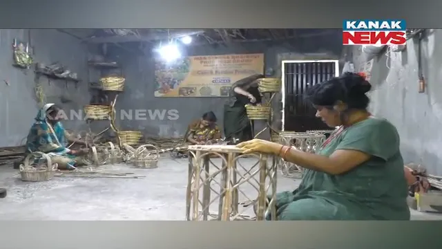 ଘର କରଣା ସାମଗ୍ରୀ ପ୍ରସ୍ତୁତ କରି ସ୍ୱାବଲମ୍ବୀ ହୋଇଛନ୍ତି ମହିଳା । ବେତରେ ତିଆରି କରୁଛନ୍ତି ସୁନ୍ଦର ସୁନ୍ଦର ସାମଗ୍ରୀ ।