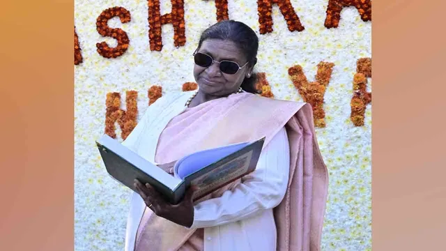 president-murmu-glass-with-book