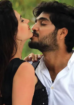 /idhalgal/cinikkuttu/hug-hug-hilarious-heroine
