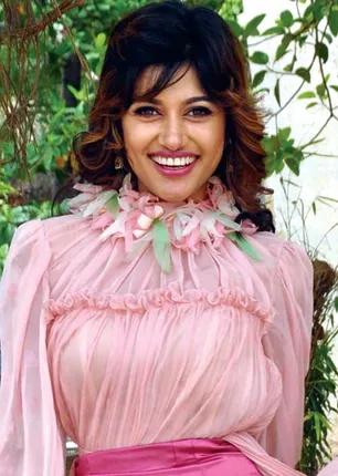 /idhalgal/cinikkuttu/oviya-tells-familiar-villain
