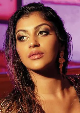 /idhalgal/cinikkuttu/yashika-anand-oviya-director