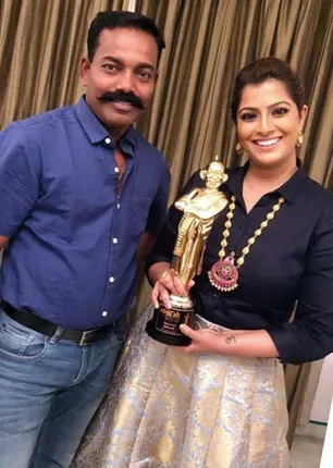/idhalgal/cinikkuttu/young-actress-clutches-manager