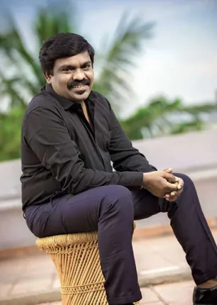 /idhalgal/eniya-utayam/country-singer-velmurugans-journey-my-singing-carriage-meeting-dr-5