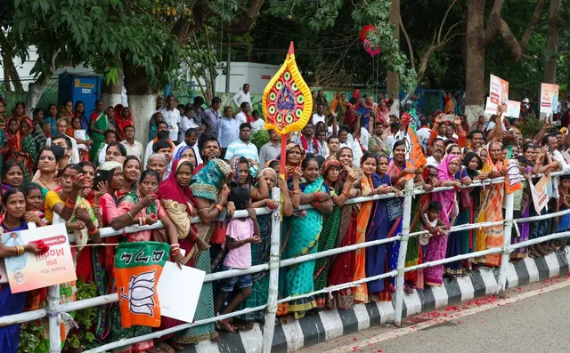 women welcome PM in Bhubaneswar