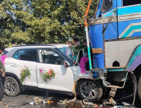 car carrying newly wed couple