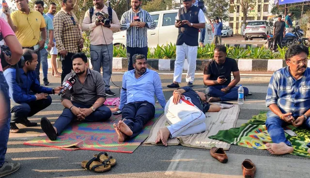 congress MLAs on road