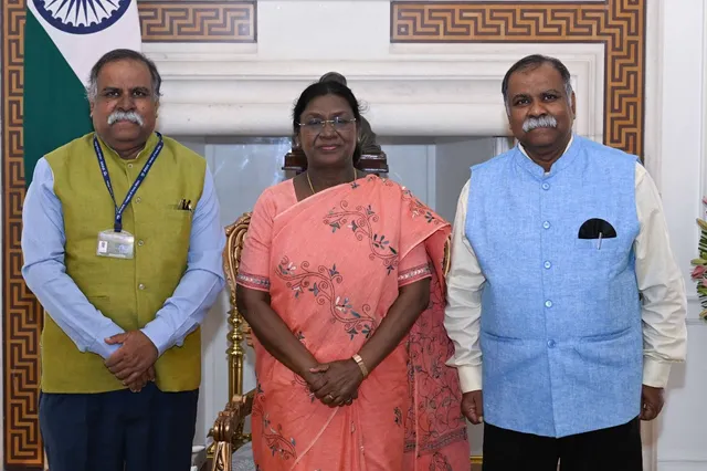 Prof Basa with President Murmu