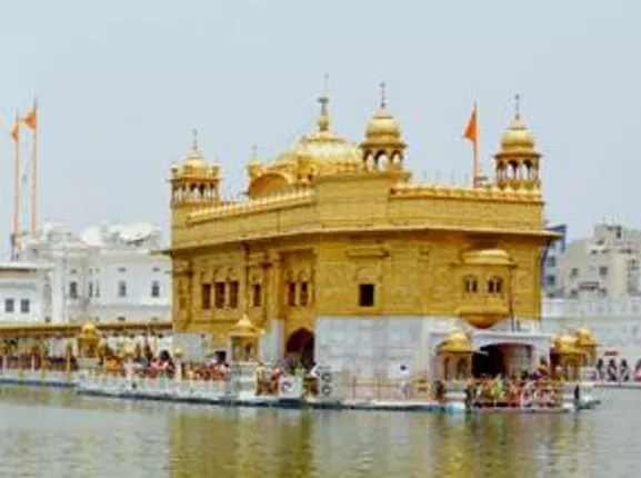 Modi becomes first PM to serve 'langar' at Golden Temple