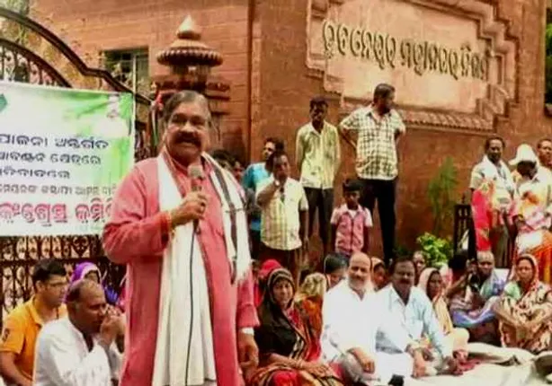 Cong workers allege irregularities in allotment of RAY houses; gherao BMC office