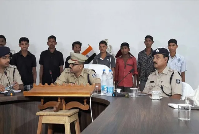 Two Maoist cadres, six militia surrender before police in Odisha’s Malkangiri