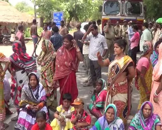 Women block NH over drinking water crisis in Odisha