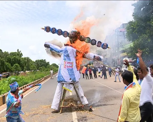 NSUI activists burn effigy of Odisha CM; over 100 detained
