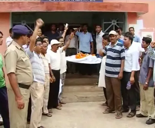 Railwaymen stage dharna over colleague’s death in Odisha’s Puri; allege medical negligence