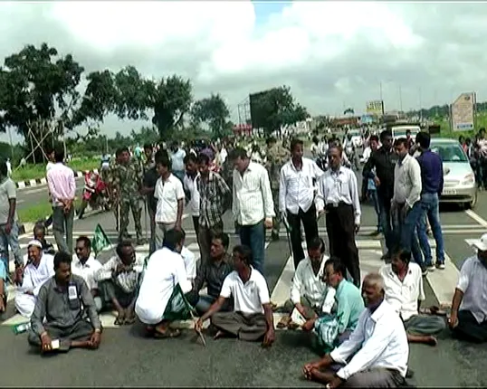 Egg hurling at Odisha Min: BJD workers block NH near Pipili toll gate