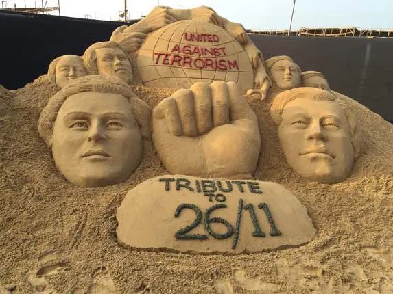 Sudarsan pays tribute to Mumbai terror victims on Odisha beach