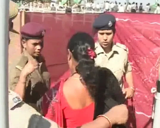 Cops remove black scarf of women albeit Odisha CM’s diktat