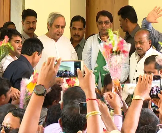 Cong leader who pelted eggs at former Odisha Minister joins BJD