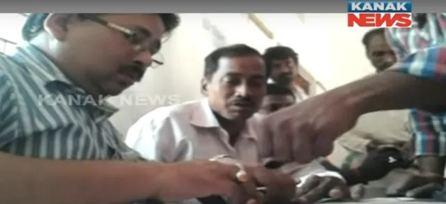 Booth rigging during Odisha Panchayat polls caught on camera!
